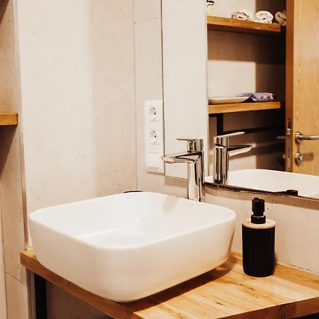 アパート Pine ヴラシチ